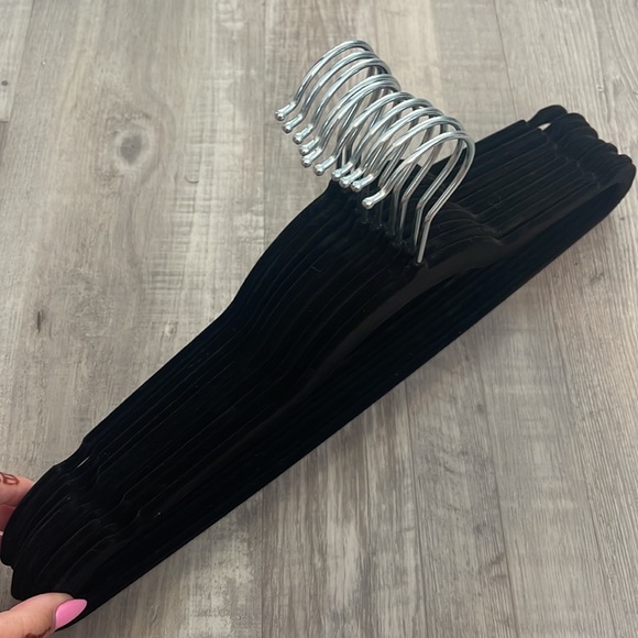 Set of 20 black felt hangers - Picture 3 of 3